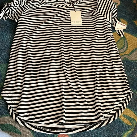 Green Envelope Stripe Tee with bow sleeves and scalloped bottom Size S - Picture 4 of 4
